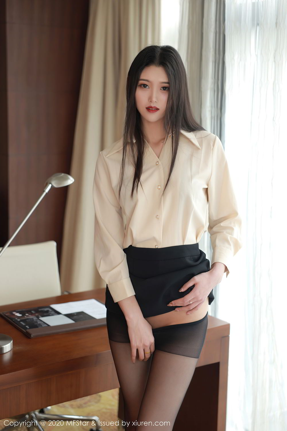 身材高挑的老板生活女秘书陈一涵制服短裙黑丝