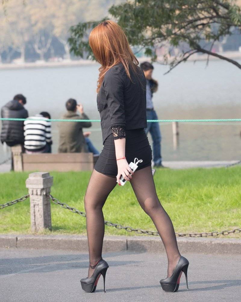 包臀制服短裙骚妇公园上演黑丝迷人写真