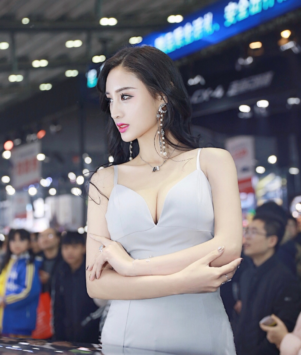 中国美女集团 国产大胸美女车模，低胸连体裙爆