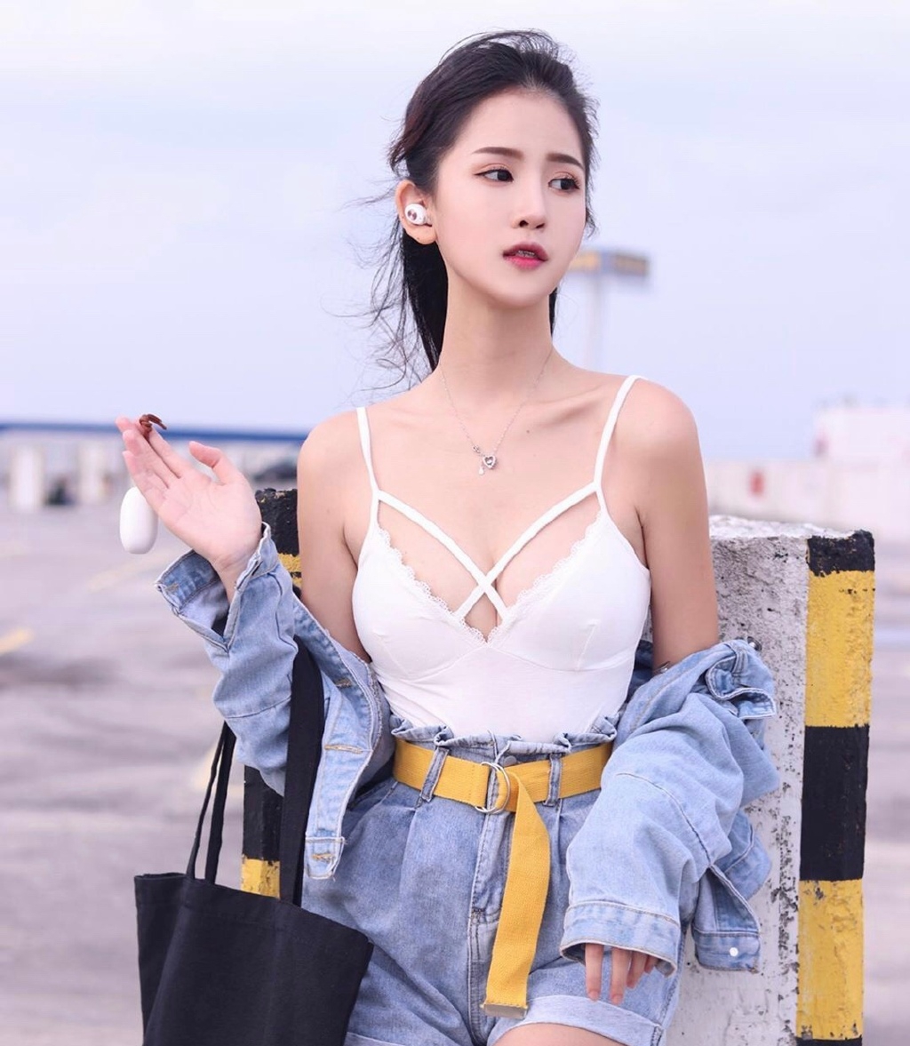 韩国美女集团 低胸吊带背心牛仔裤爆乳外露写真