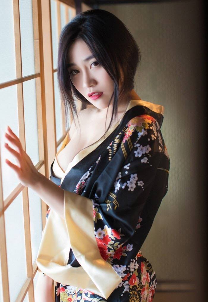 日本av集团 性感av美女宽松和服睡袍上下真空嫩白