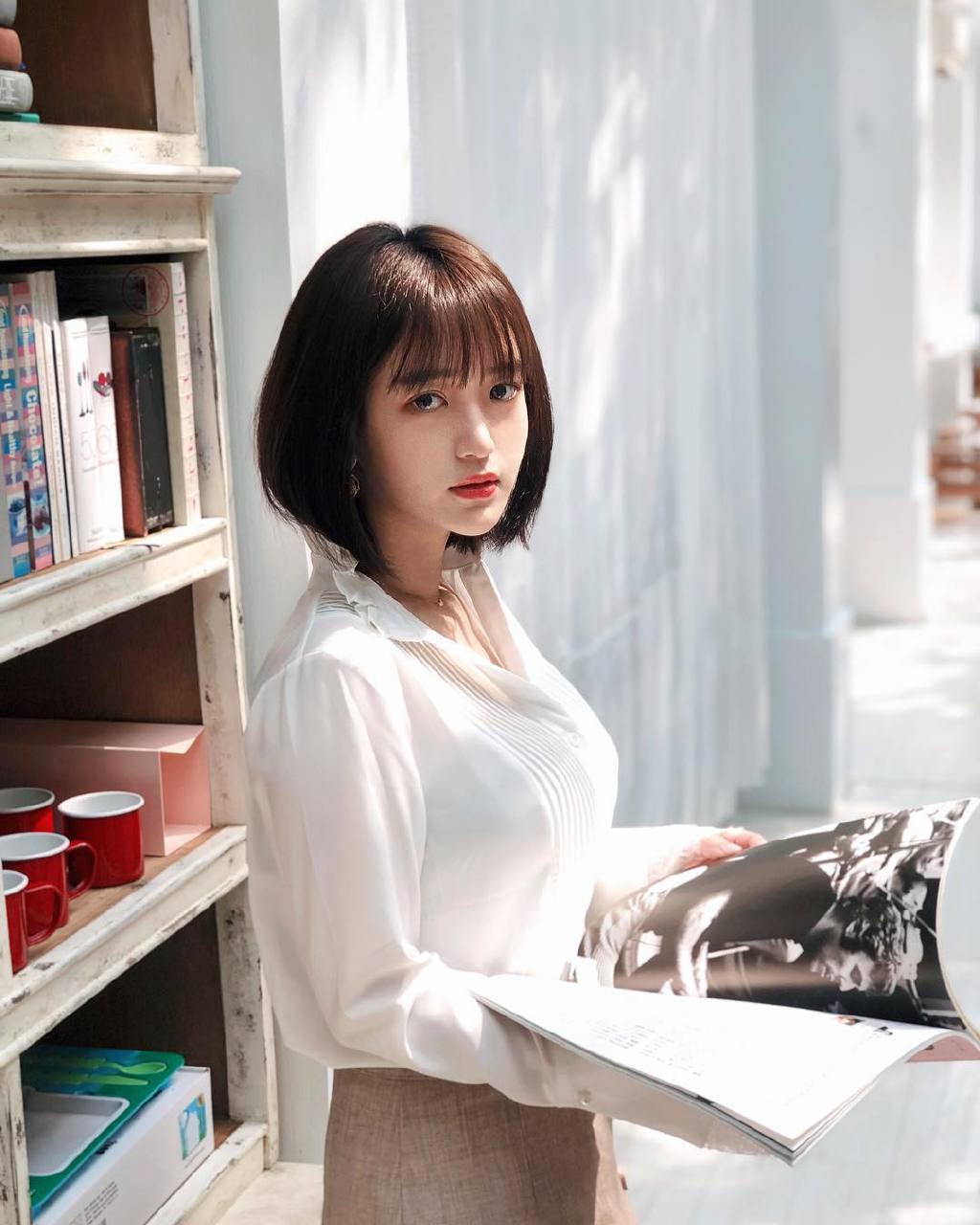 韩国av集团 清纯短发女孩，图书馆看书尽显纯美
