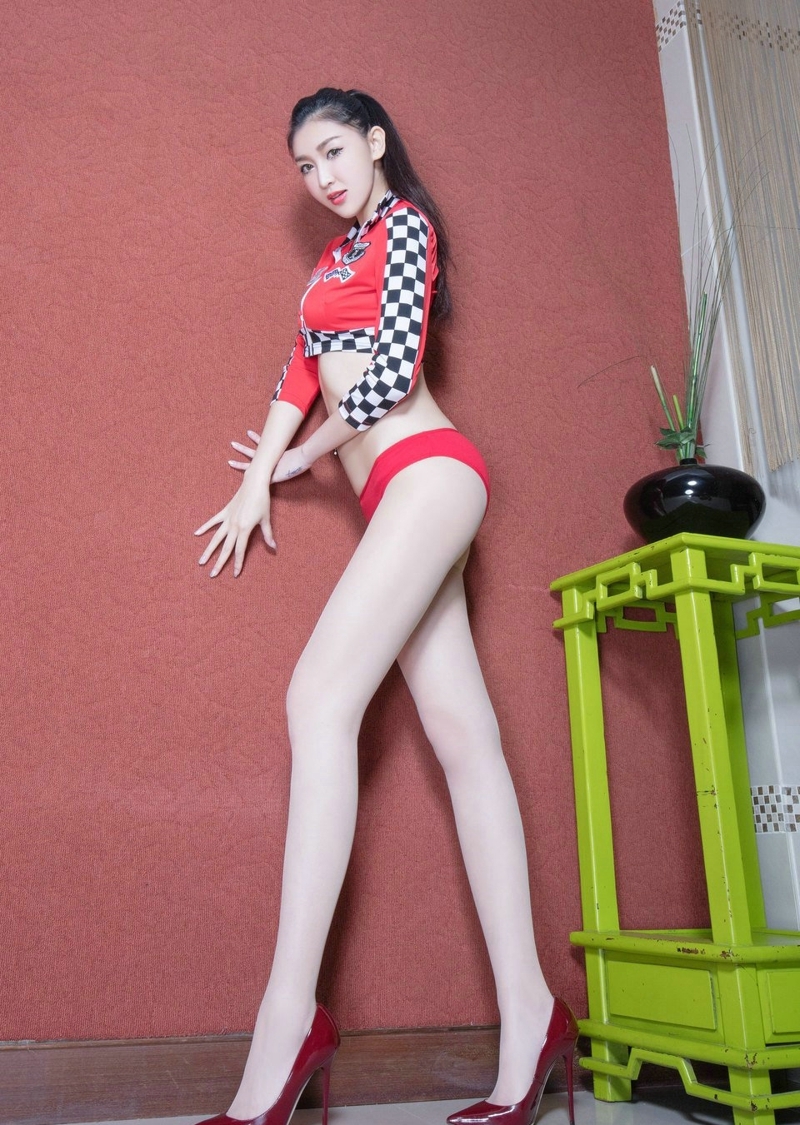 身材高挑的赛车女郎Vanessa丰满巨乳修长美腿十分